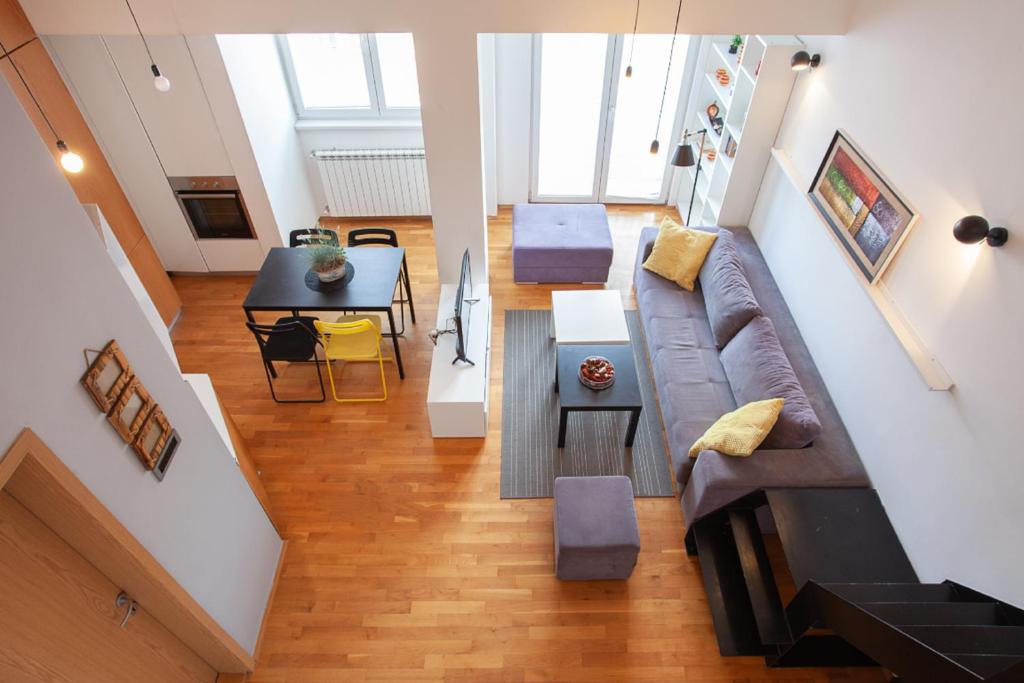 un soggiorno con divano e tavolo di Urban Serviced Apartments a Skopje