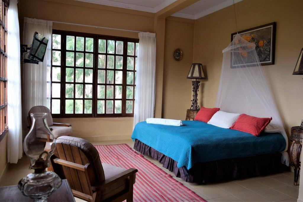 a bedroom with a bed and a large window at Parador Viña de Pereira in Villa Abecia