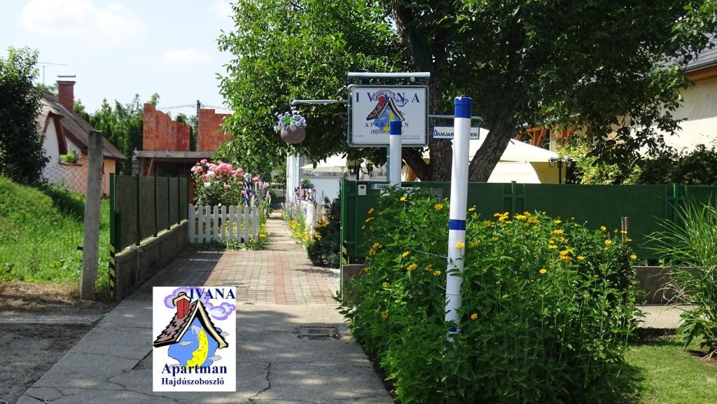 ein Straßenschild an der Seite eines Bürgersteigs in der Unterkunft Ivana Holiday Haus in Hajdúszoboszló