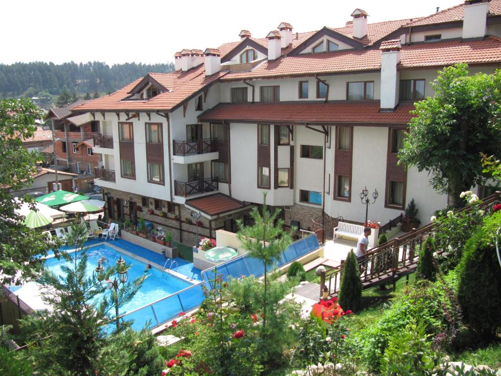- Vistas a un hotel con piscina en Aquilon Hotel & Thermal Pools, en Banya