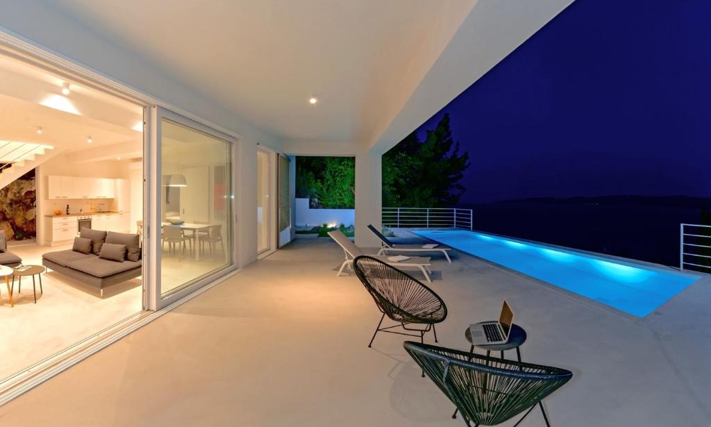 Bazén v ubytovaní Villa V - private pool, special location & surroundings alebo v jeho blízkosti