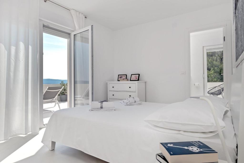 Posteľ alebo postele v izbe v ubytovaní Villa V - private pool, special location & surroundings