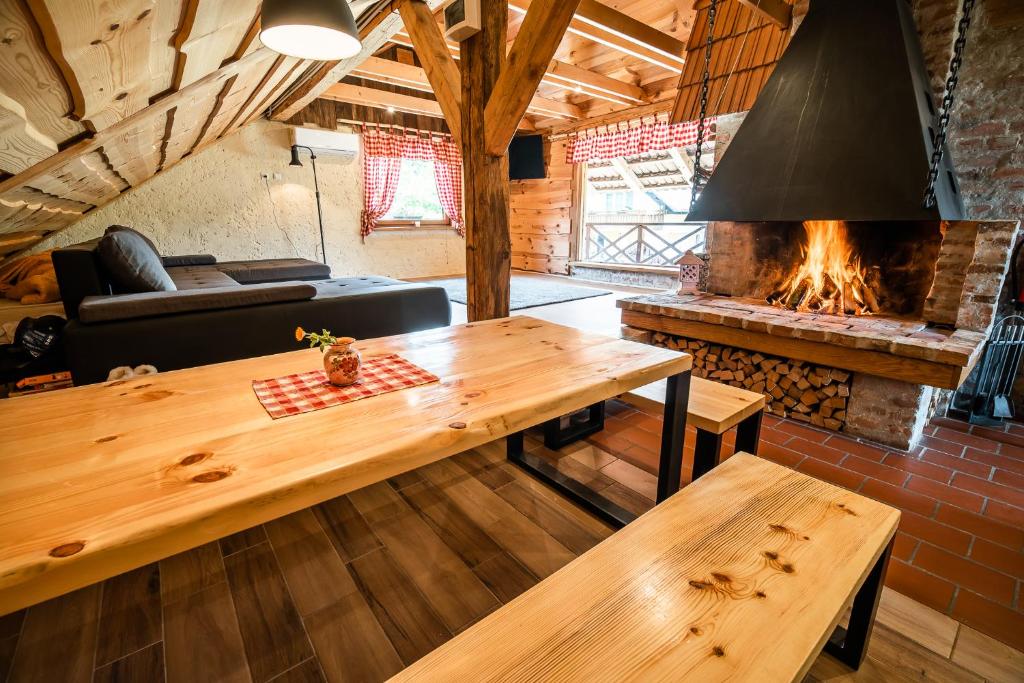 un soggiorno con tavolo e camino di Apartment with Sauna pr' Geči a Dobova