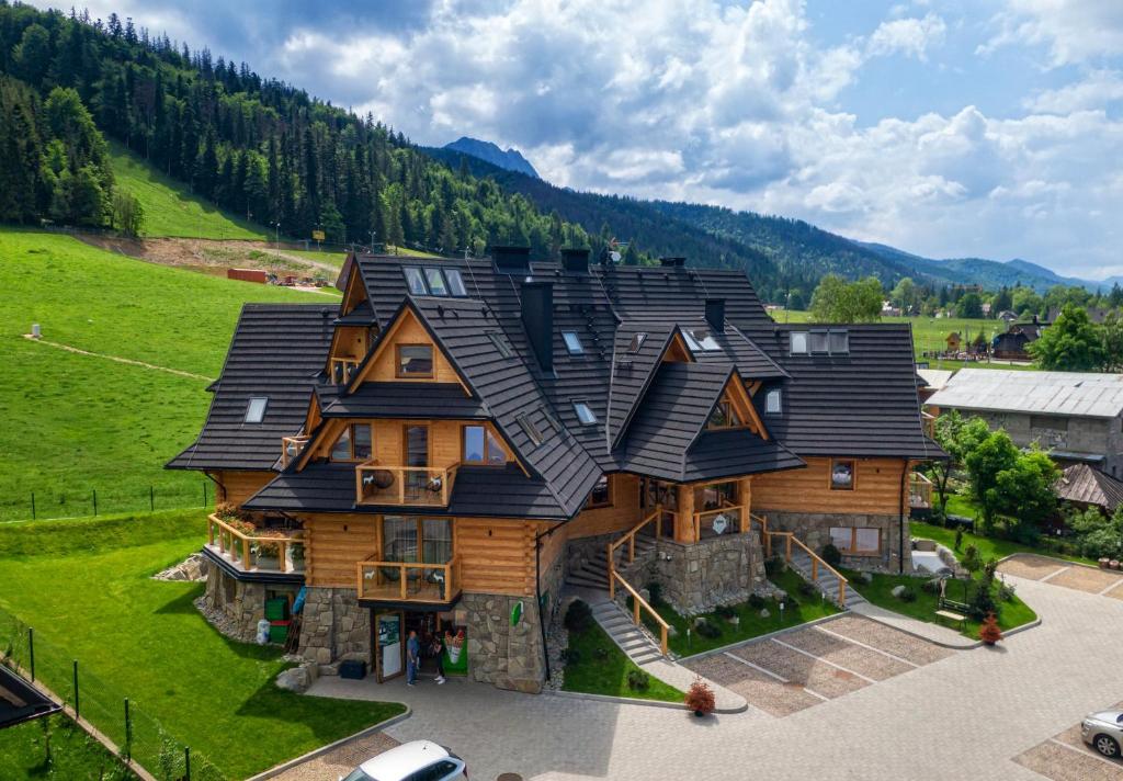 Casa de madera grande con techo grande en VIP Apartamenty Mountain Nosal, en Zakopane