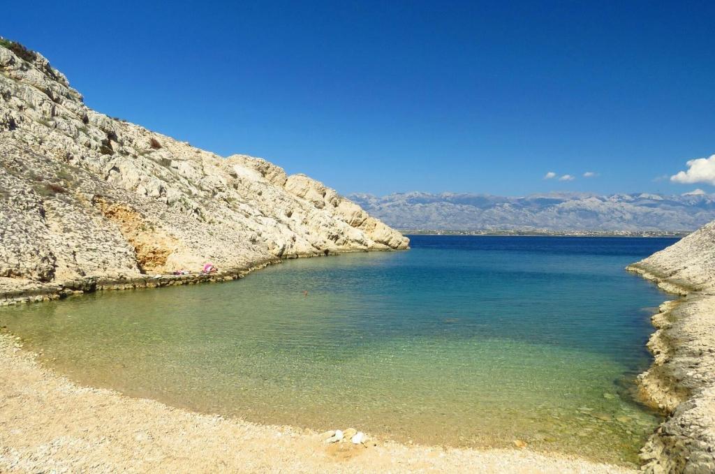 widok na duży zbiornik wodny w obiekcie Sound of the sea w mieście Vrsi