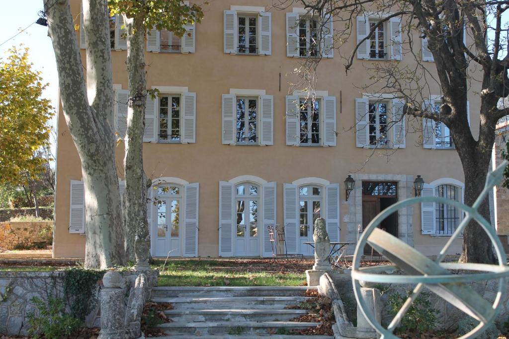 - un bâtiment avec des fenêtres blanches et une statue en face dans l'établissement CHATEAU DES SALLES, à Draguignan