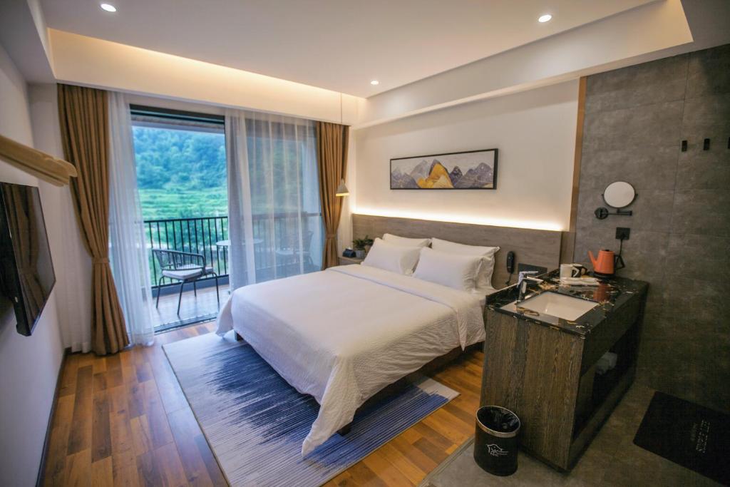 Postel nebo postele na pokoji v ubytování National Forest Park(Yangjiajie ) MINI Inn