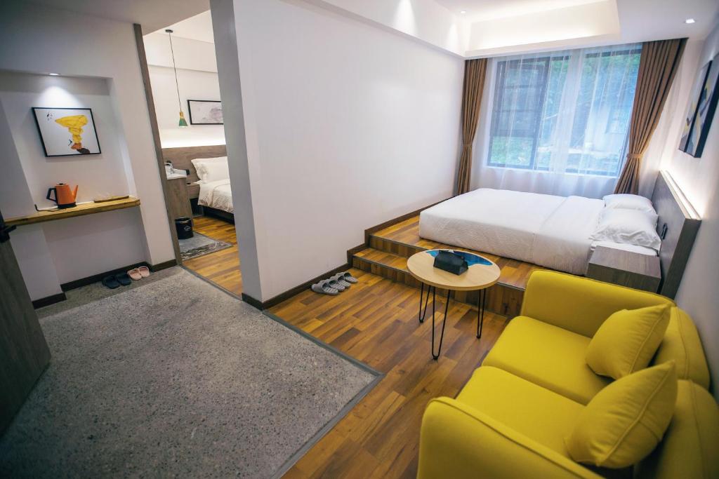 Postel nebo postele na pokoji v ubytování National Forest Park(Yangjiajie ) MINI Inn