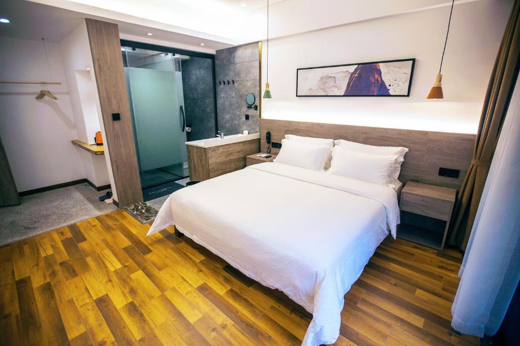 Postel nebo postele na pokoji v ubytování National Forest Park(Yangjiajie ) MINI Inn