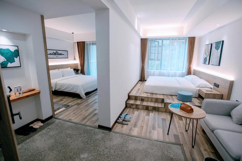 Postel nebo postele na pokoji v ubytování National Forest Park(Yangjiajie ) MINI Inn