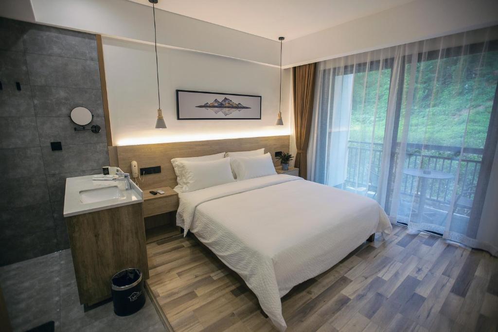 Postel nebo postele na pokoji v ubytování National Forest Park(Yangjiajie ) MINI Inn
