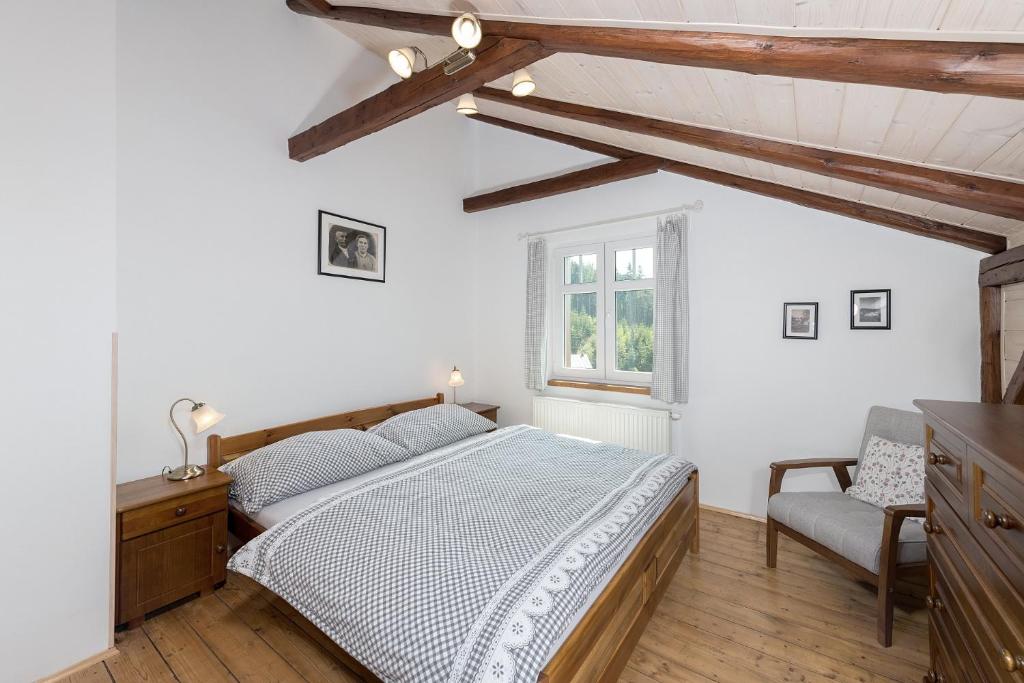 una camera bianca con un letto e una finestra di Baráček a Janov nad Nisou