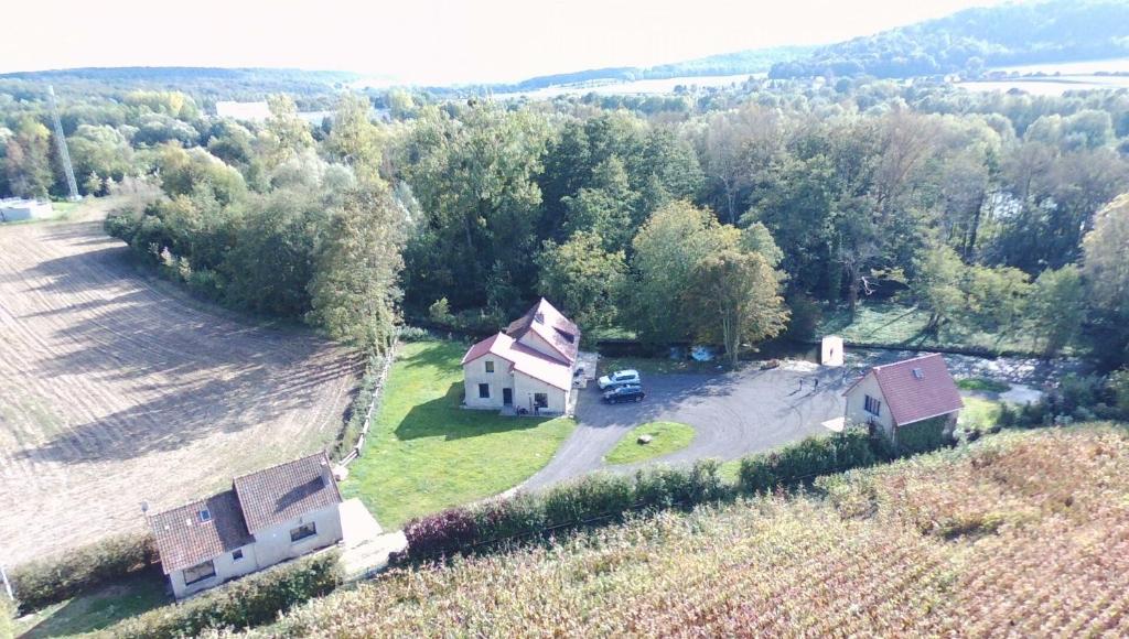 an aerial view of a house and a farm at Au Moulin de Rotteleux in Senarpont