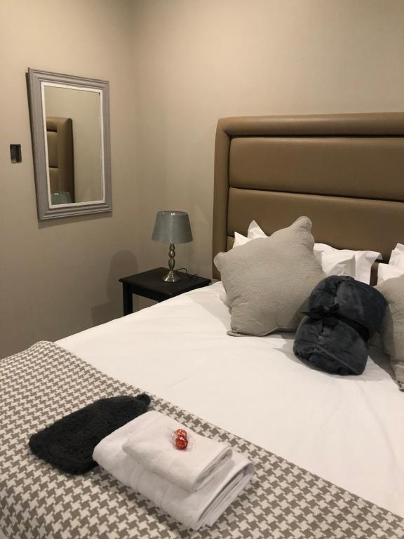 8 on Acacia Guesthouse - King Room With Balcony