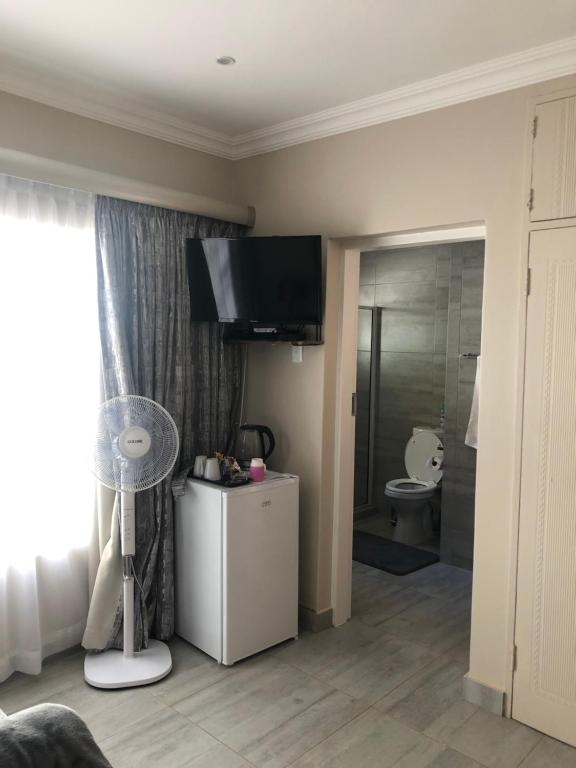 8 on Acacia Guesthouse - King Room With Balcony