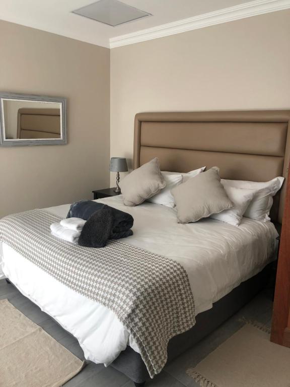 8 on Acacia Guesthouse - King Room With Balcony