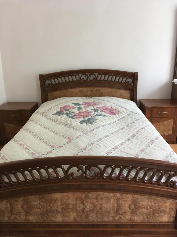 uma cama com uma colcha com duas mesas de cabeceira em Ave Zara em Vaghatin