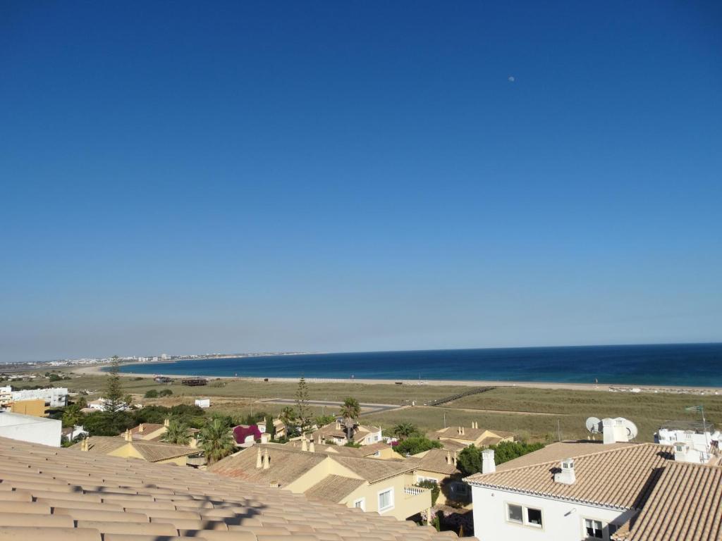 uma vista para a praia a partir do telhado de uma casa em Apartamento Meia Praia em Lagos