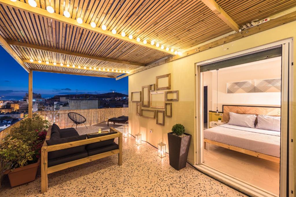 1 dormitorio con 1 cama y balcón con vistas. en Acropolis view under the stars! en Atenas