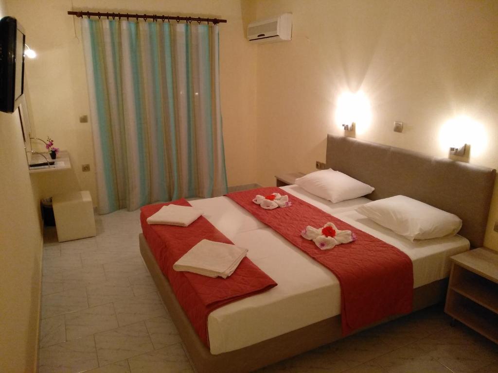 Postel nebo postele na pokoji v ubytování Leonidas Hotel & Studios