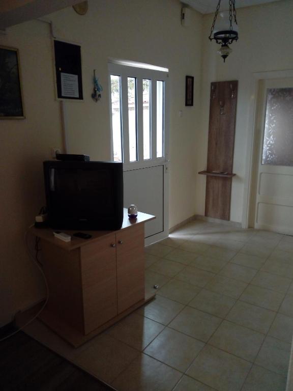 Televízia a/alebo spoločenská miestnosť v ubytovaní Meteora quiet house