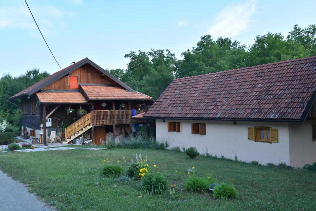 a house and a barn with a yard at Imanje Jelaš in Slunj