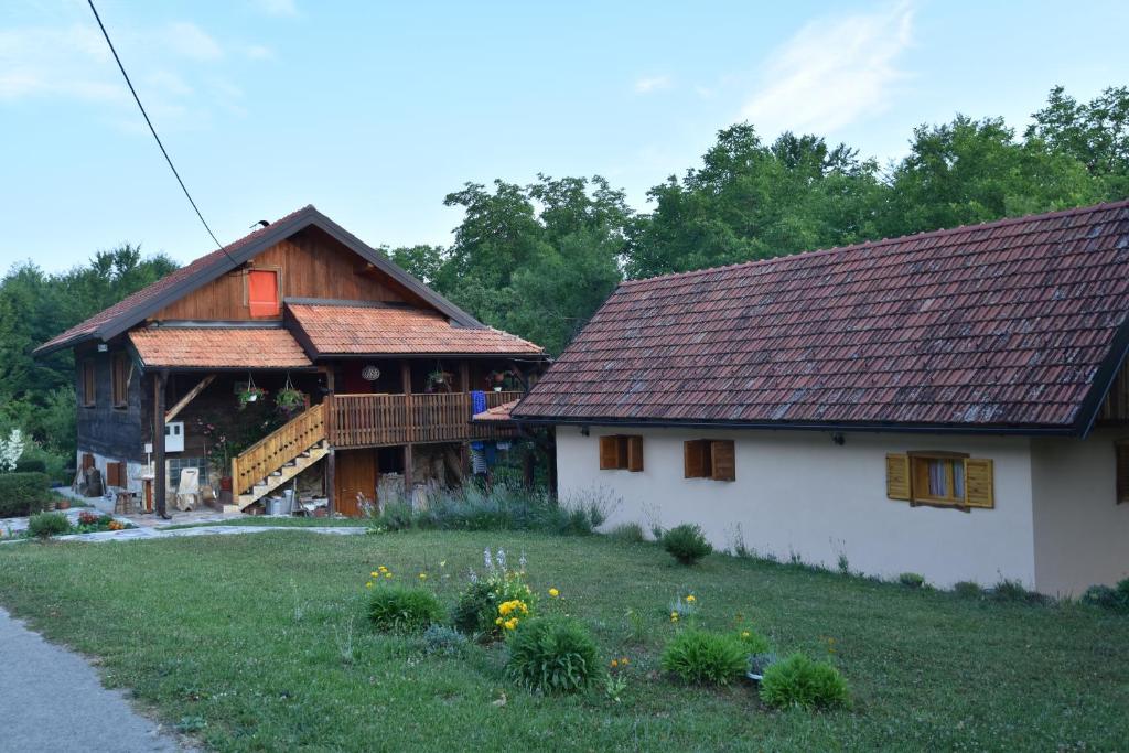 Budova, kde se chata nachází