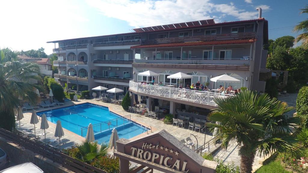 una vista aérea de un hotel con piscina en Tropical en Hanioti