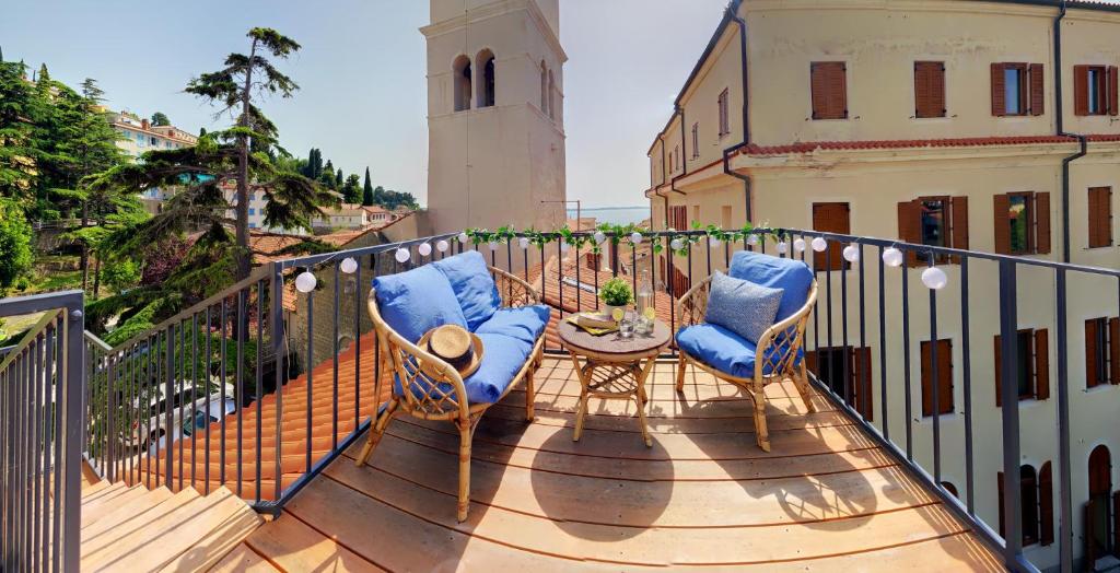 - Balcón con sillas y mesa en el balcón en House Romeo, en Piran