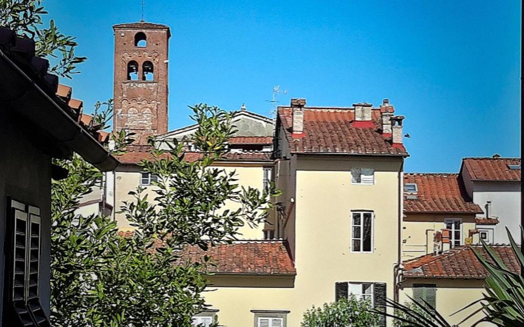 un gran edificio con una torre de reloj en una ciudad en La Butterfly Guest apartment, en Lucca