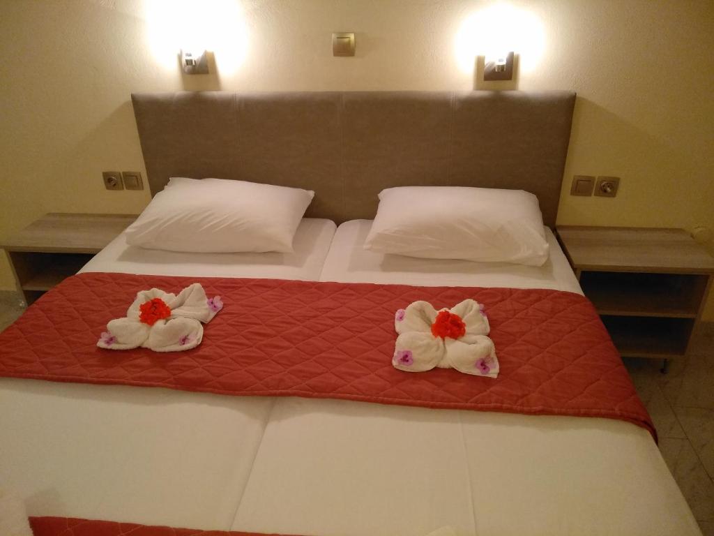Postel nebo postele na pokoji v ubytování Leonidas Hotel & Studios