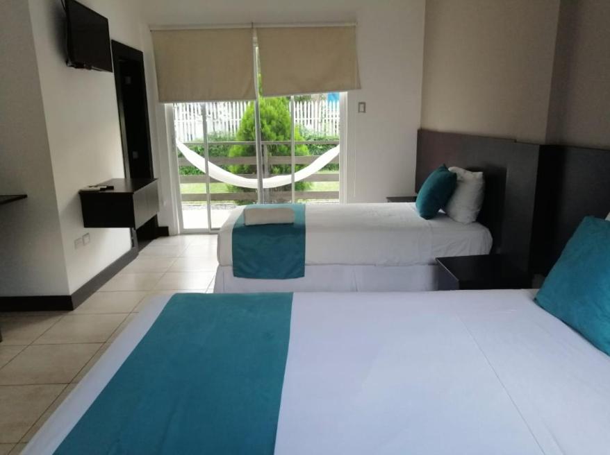 Postel nebo postele na pokoji v ubytování Ocean Blue Hotel