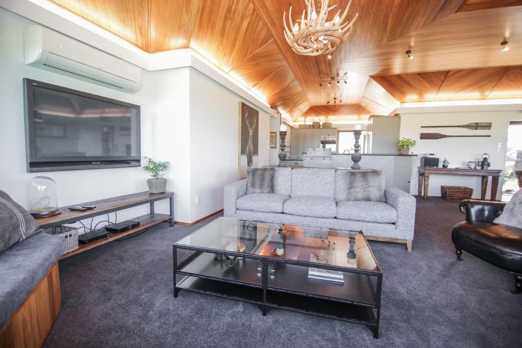 Posezení v ubytování Lakeview Lodge Karapiro