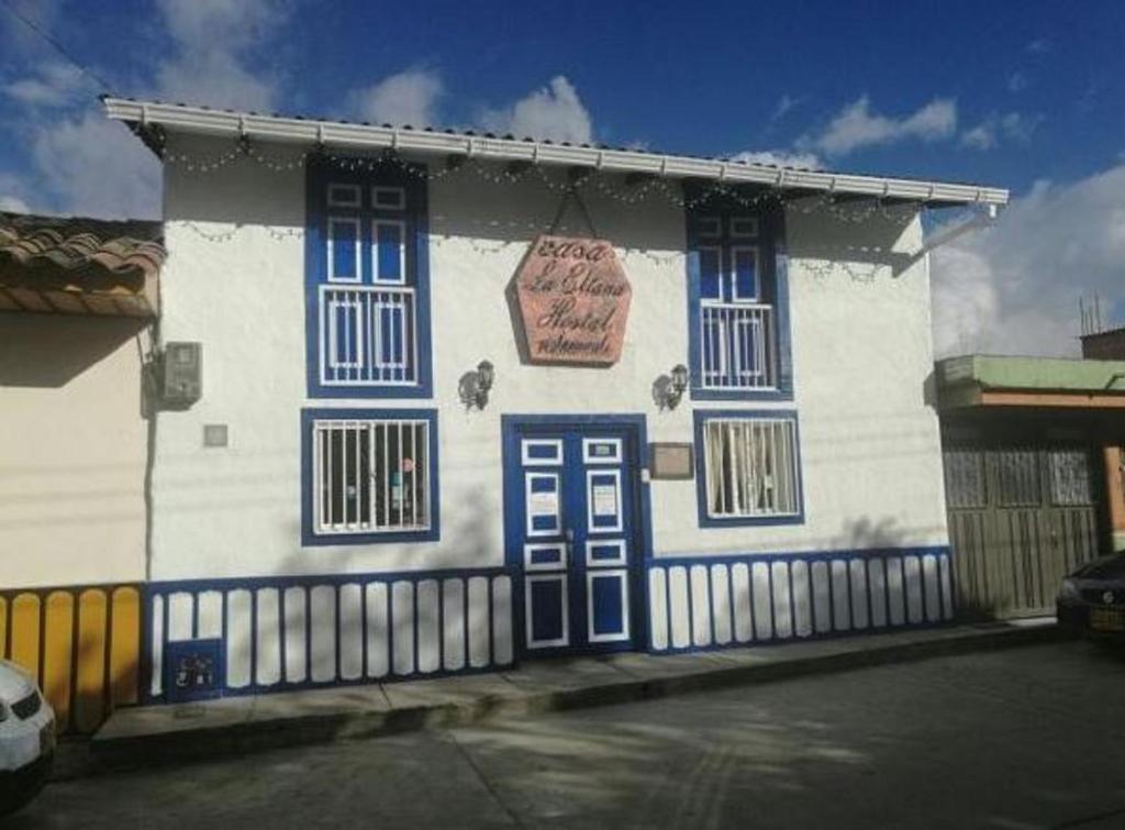 un edificio con pintura azul y blanca. en Casa La Eliana en Salento