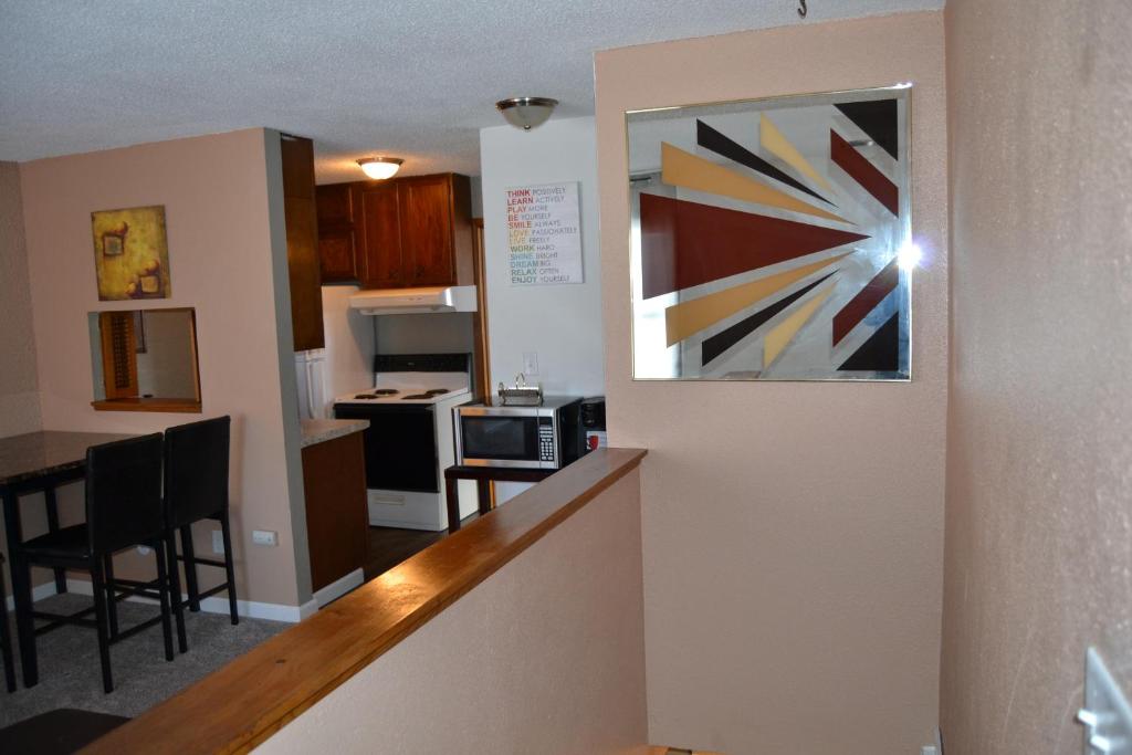 een woonkamer en een keuken met een eetkamer bij Perfect Place in Grand Forks