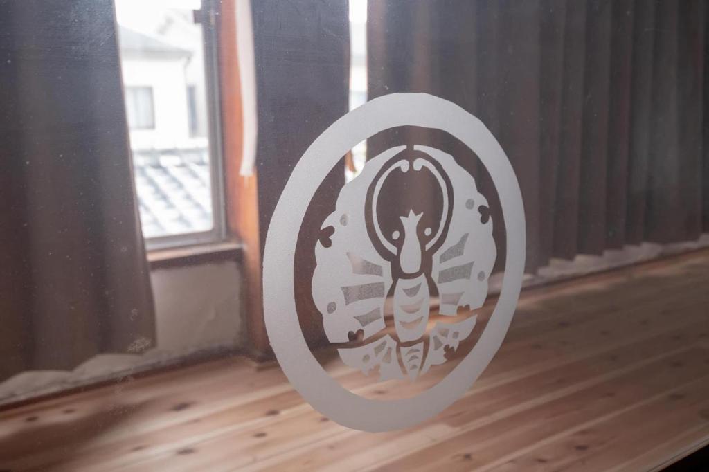 Certifikát, hodnocení, plakát nebo jiný dokument vystavený v ubytování Kamp Houkan-cho Backpacker's Inn & Lounge