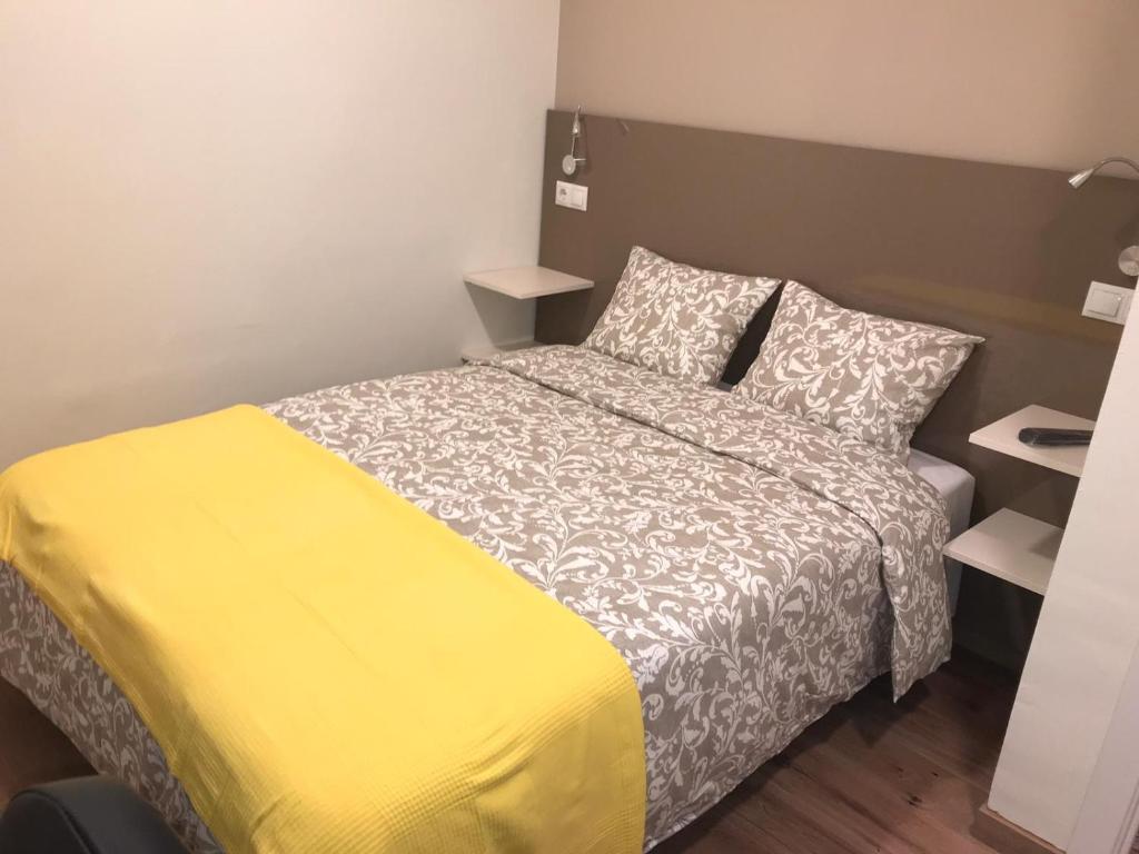 Postel nebo postele na pokoji v ubytování RESIDENCIA COMPOSTELA 2