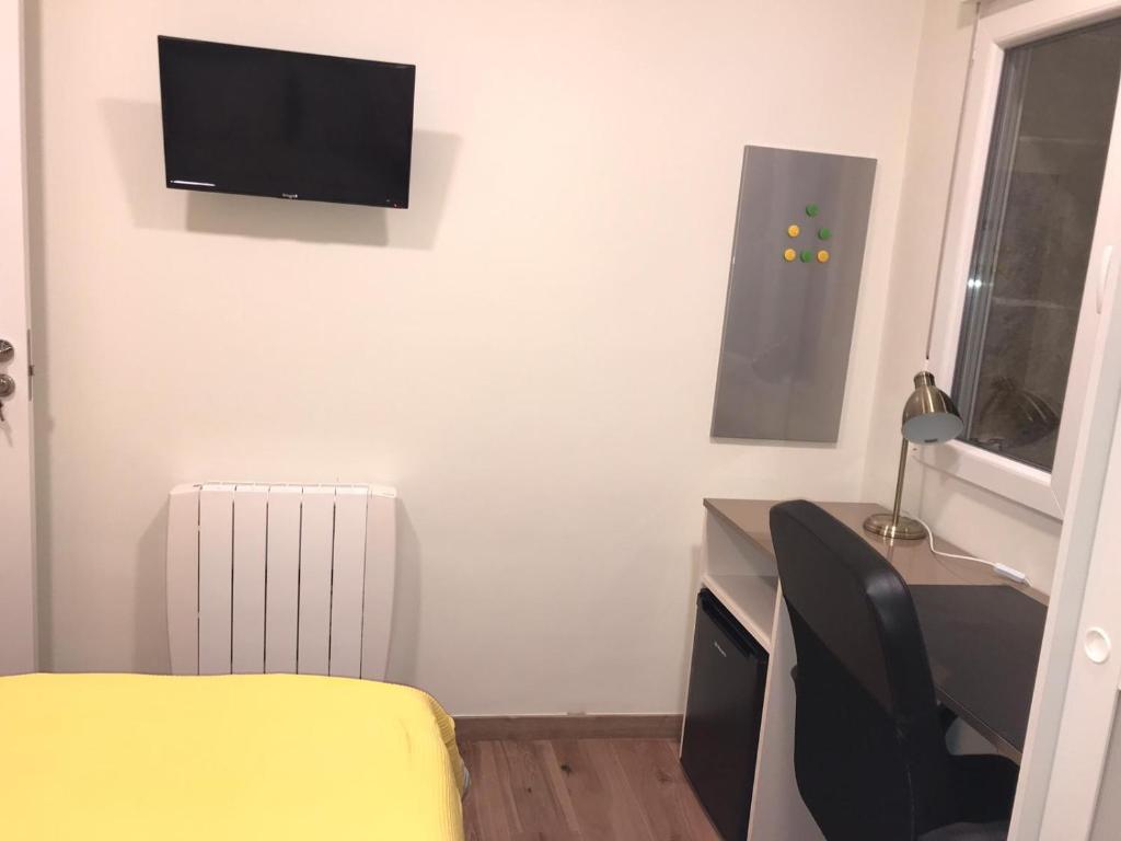 TV a/nebo společenská místnost v ubytování RESIDENCIA COMPOSTELA 2