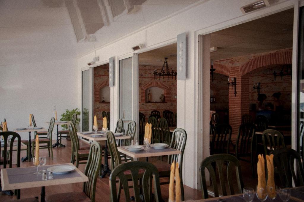 Restaurace v ubytování Logis Hôtel Restaurant Mar I Sol