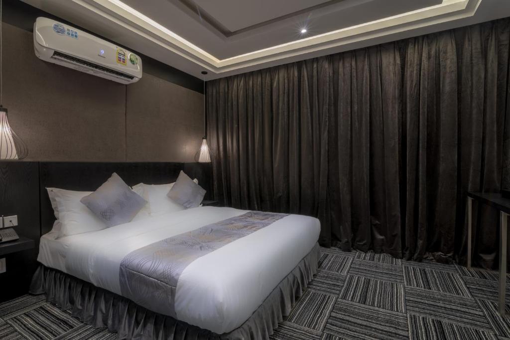 Postel nebo postele na pokoji v ubytování South Hotel Suites