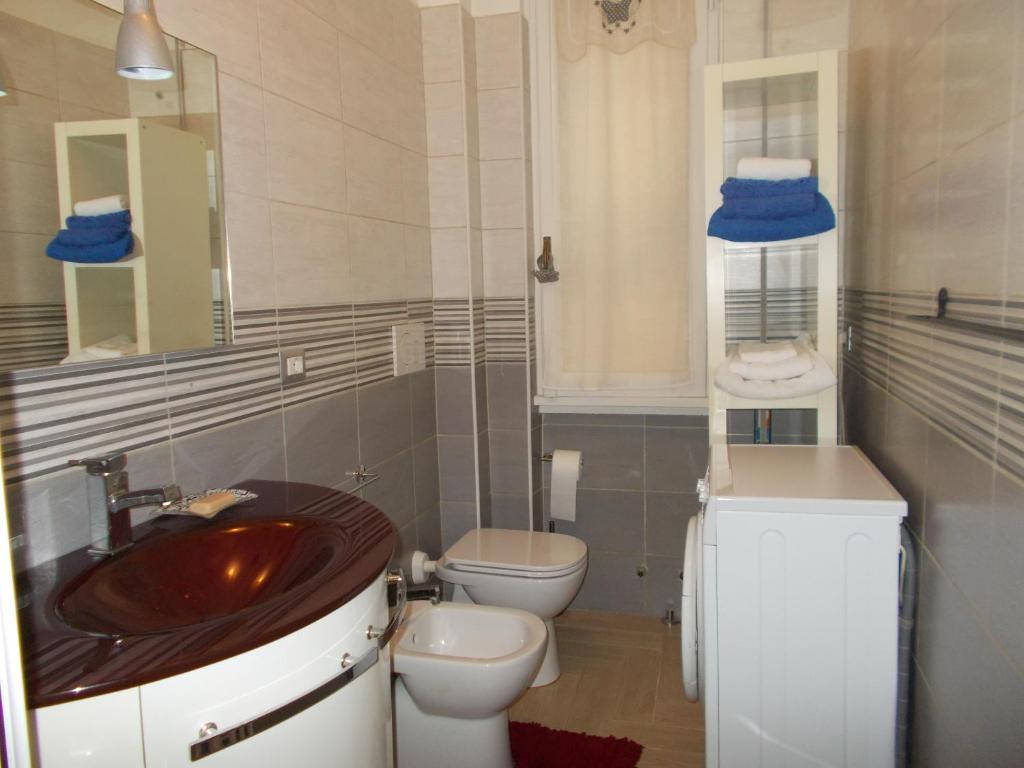 A bathroom at Milla's house rome