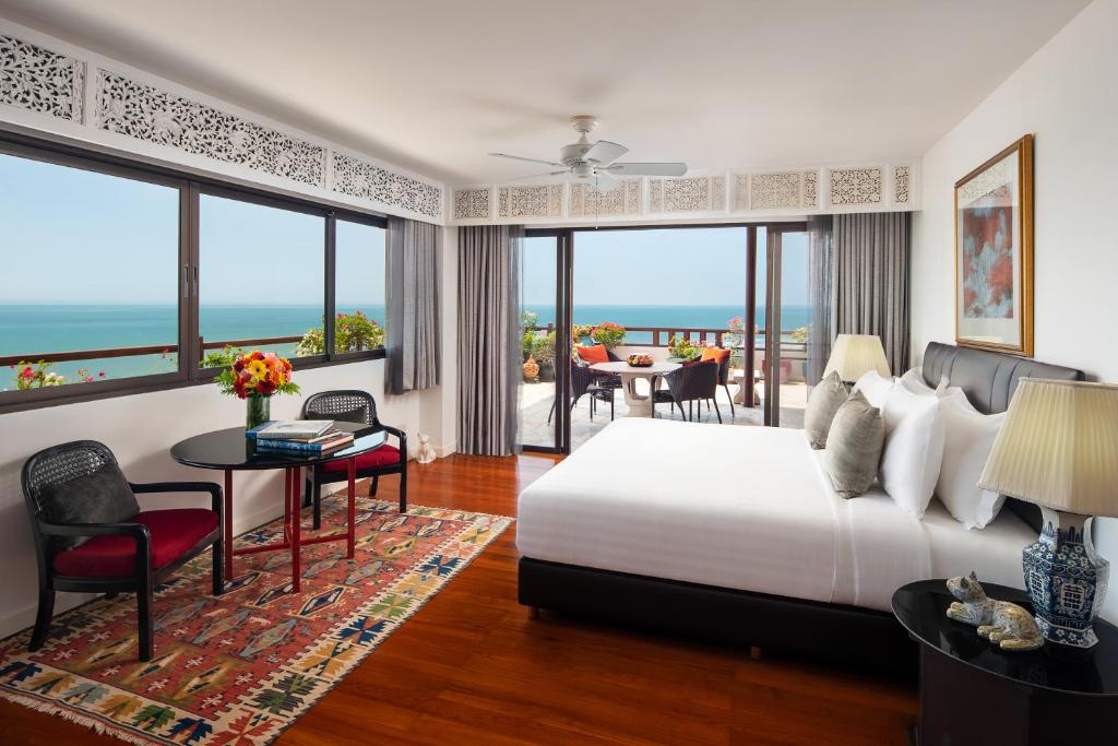 Postel nebo postele na pokoji v ubytování Anantara Hua Hin Resort