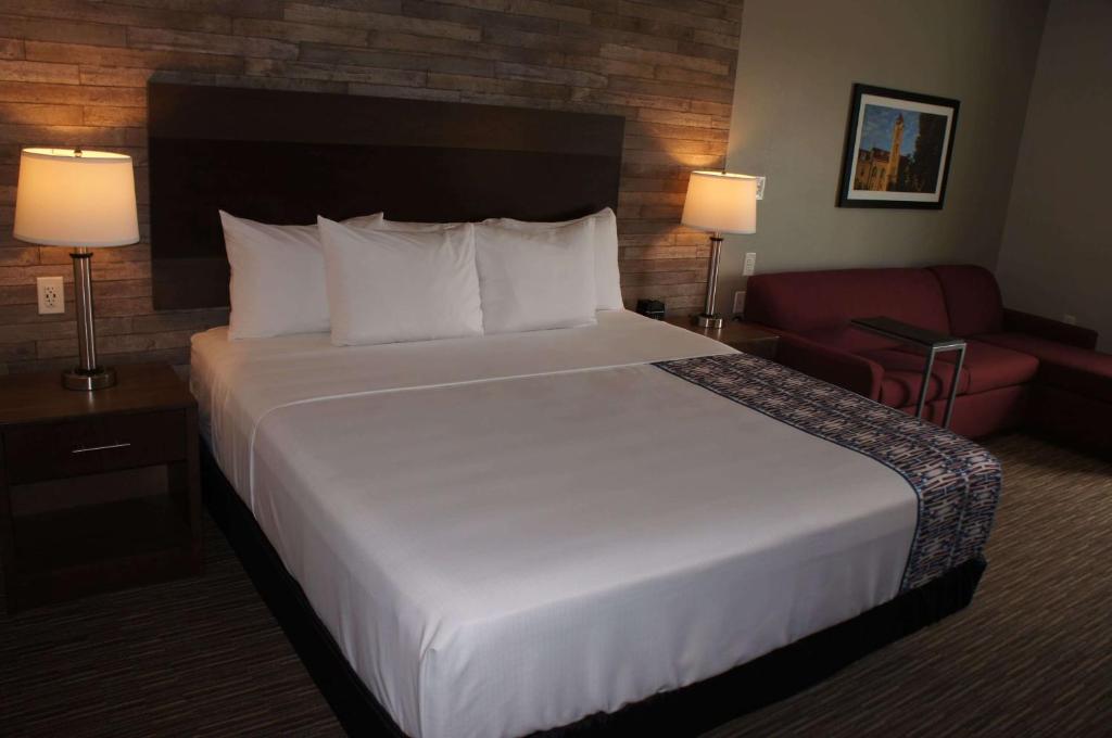 La Quinta Inn and Suites by Wyndham Bloomington photo