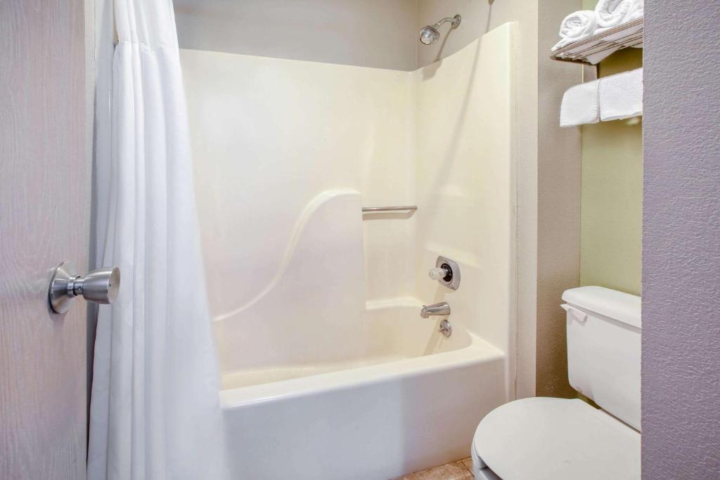 Baymont by Wyndham Grand Rapids Airport photo