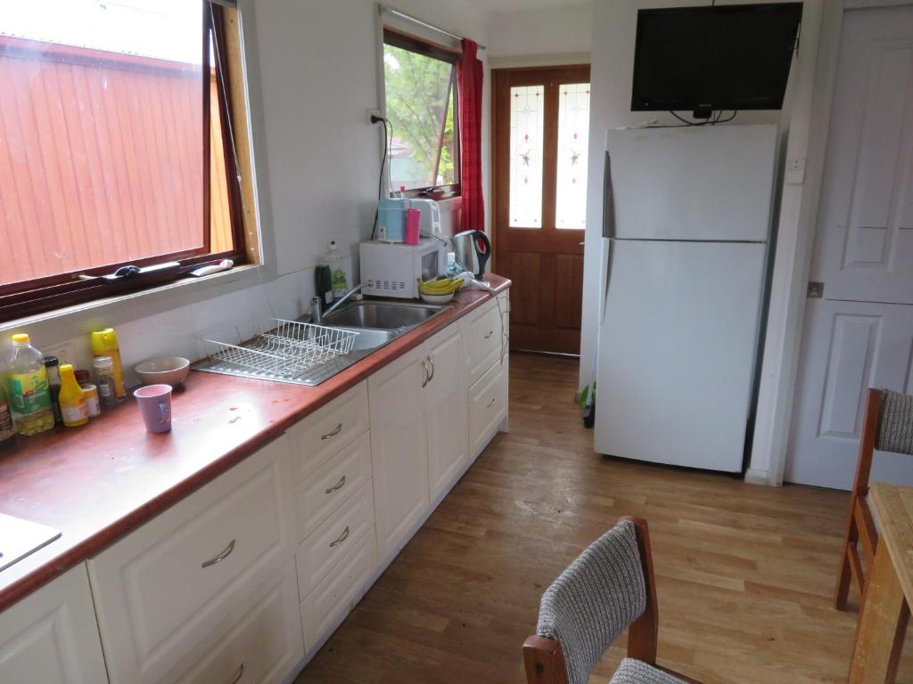 Kuchyň nebo kuchyňský kout v ubytování Latrobe Mersey River Cabin and Caravan Park