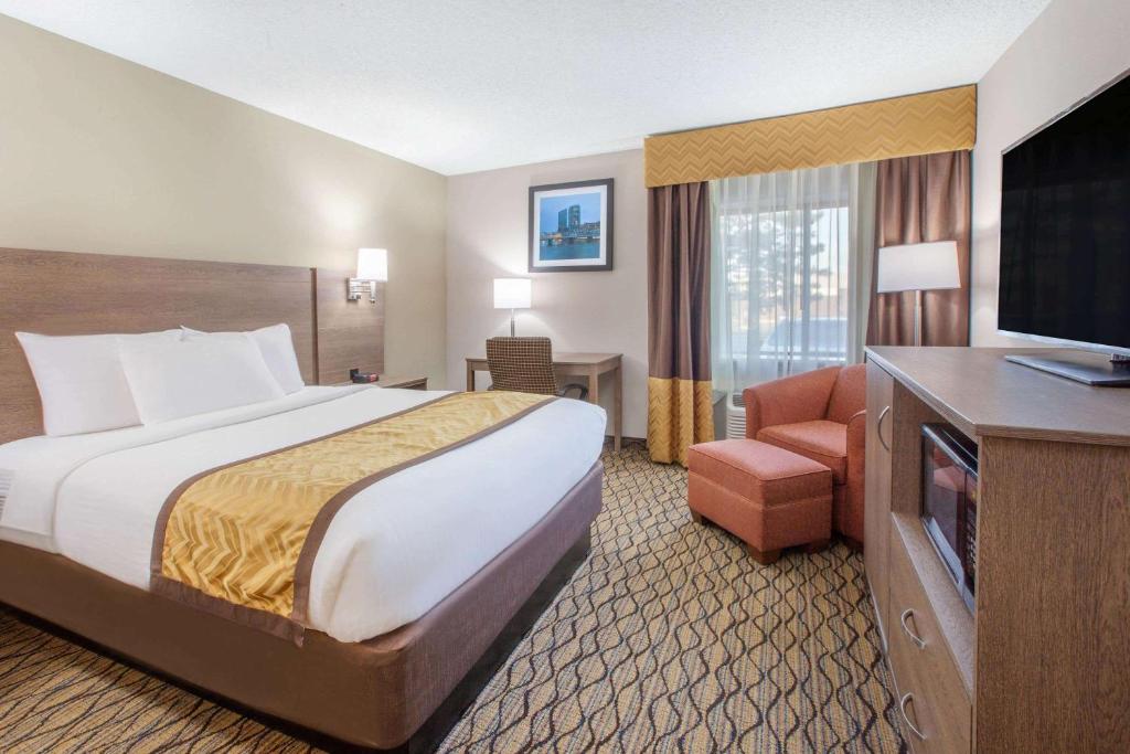 Baymont by Wyndham Grand Rapids Airport photo