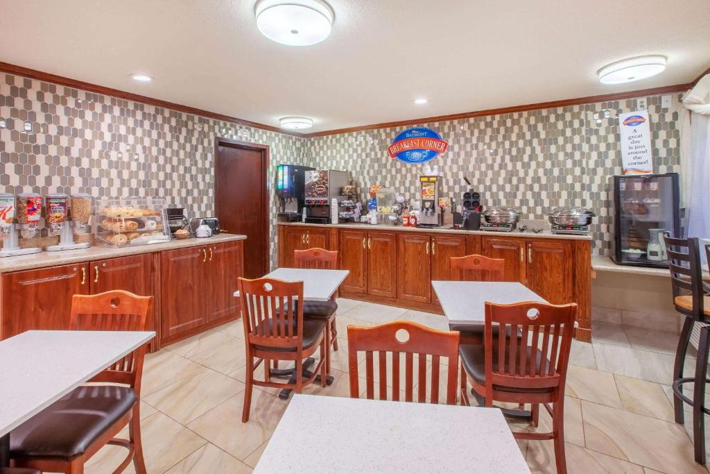 Baymont by Wyndham Grand Rapids Airport photo