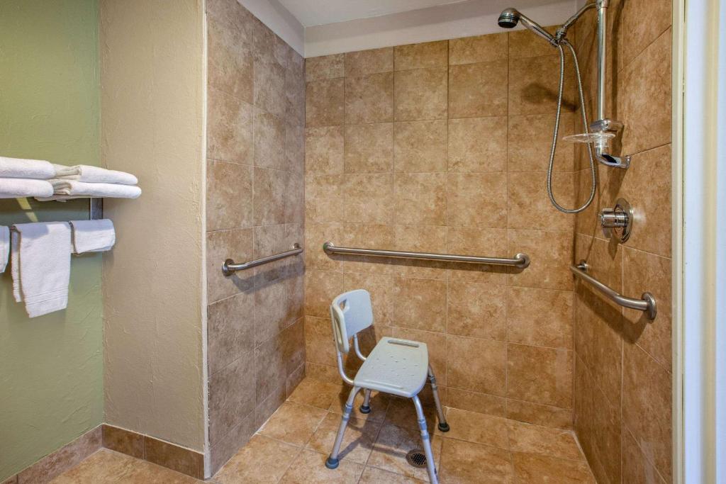 Baymont by Wyndham Grand Rapids Airport photo