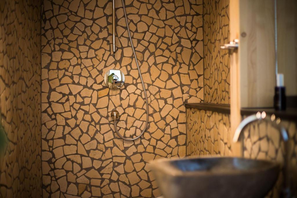 a bathroom with a sink and a wall at Vivere Ad Parcum - Bed And Breakfast in Krefeld