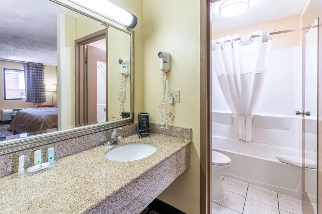 Quality Inn - Queen Room Met Twee Queensize Bedden - Niet -roken